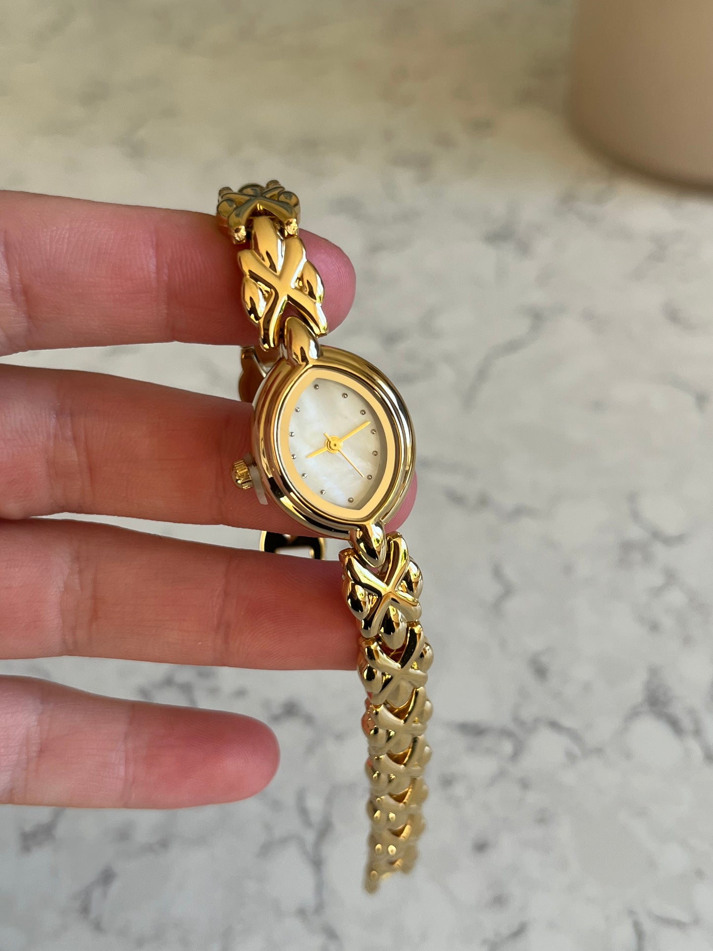 GOLDEN VINTAGE WATCH