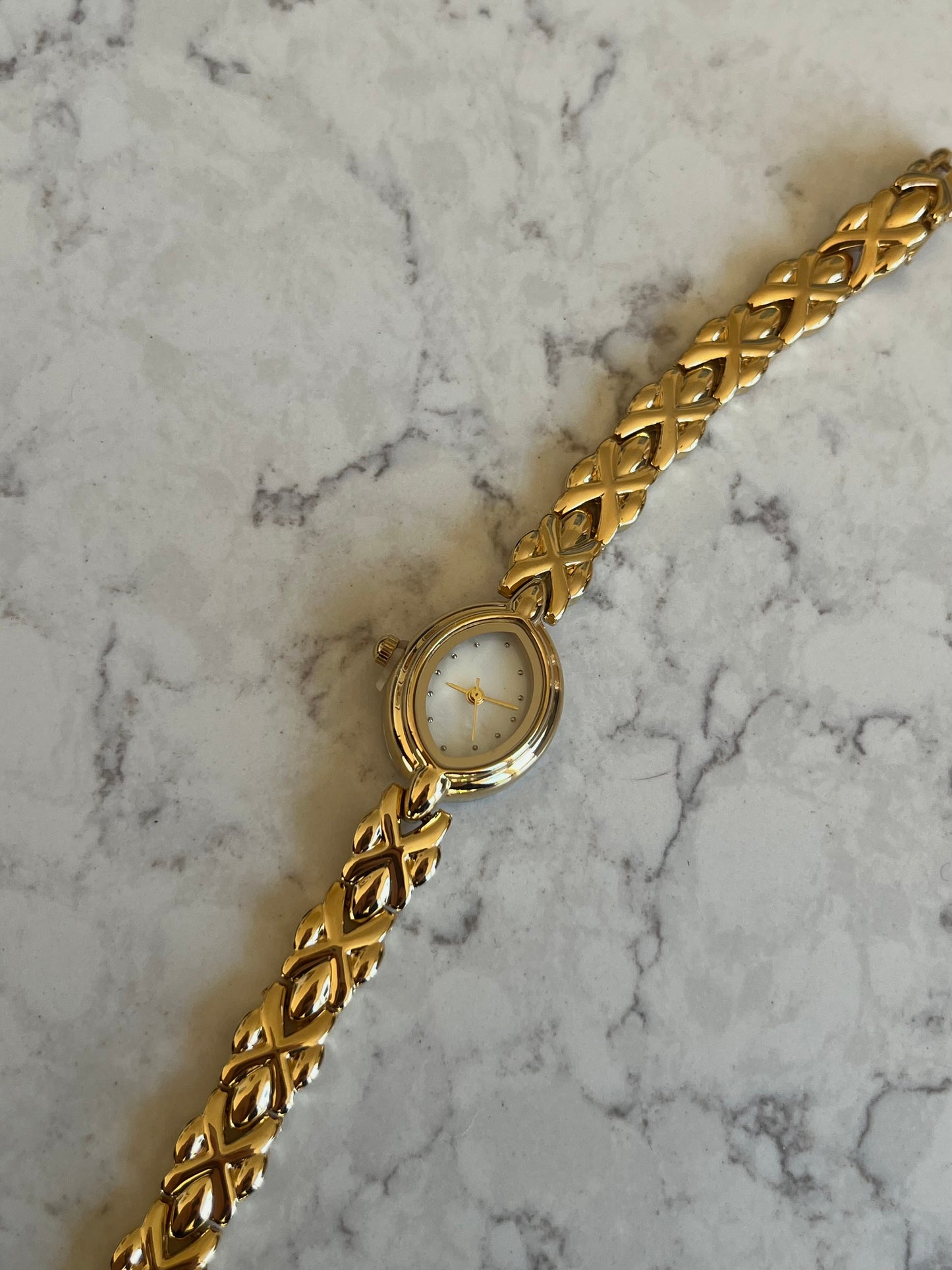 GOLDEN VINTAGE WATCH